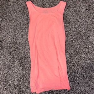 nice fitting tank top that can be made into a crop top if wanted.